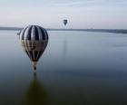 Su üzerinde uçan balon